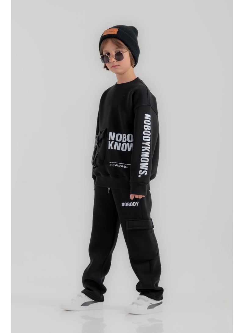 سي إن جينز وير كيدز طقم أولادي بطبعة NO BODY KNOW - Image 3